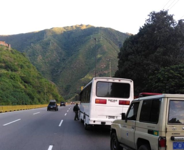 Abatidos dos delincuentes luego de robar a pasajeros en autopista Caracas–La Guaira