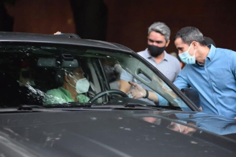 Juan Guaidó recorrió colas de gasolina en Caracas por consulta popular