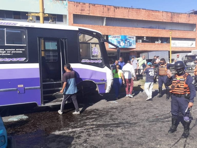 Accidente vial en la Avenida Las Ferias con una camioneta de pasajeros