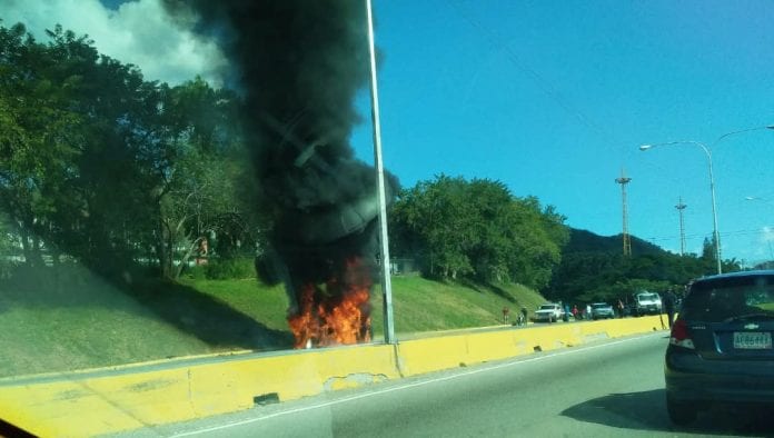 Incendio de vehículo en Lomas del Este - Incendio de vehículo en Lomas del Este