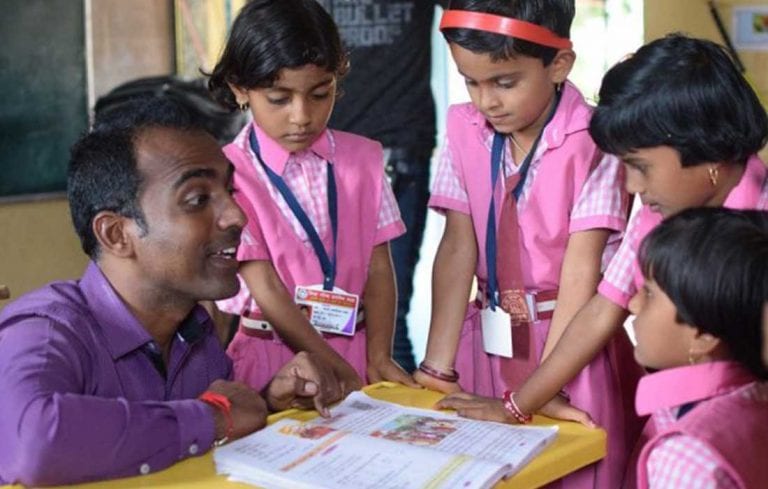 Un maestro indio ganó “Nobel de Educación” y esto hizo con el premio
