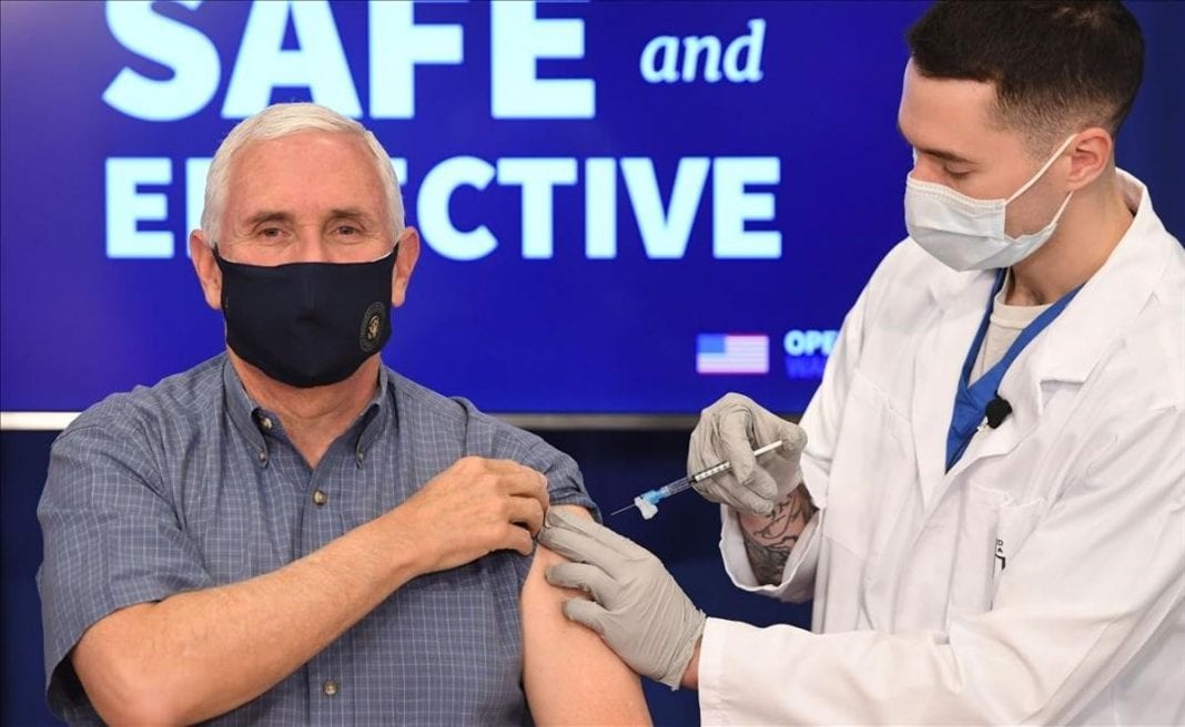 Mike Pence recibe vacuna