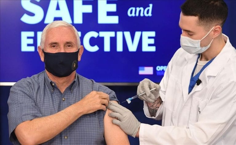 El vicepresidente de EEUU, Mike Pence recibe vacuna contra el Covid-19