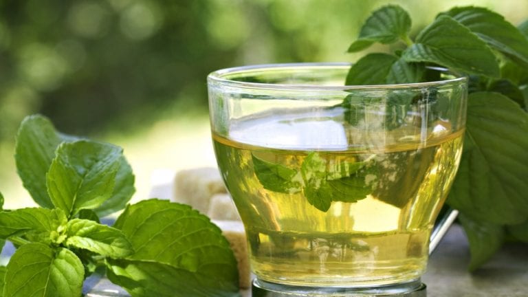 Elimina el acné bebiendo solo té verde al día