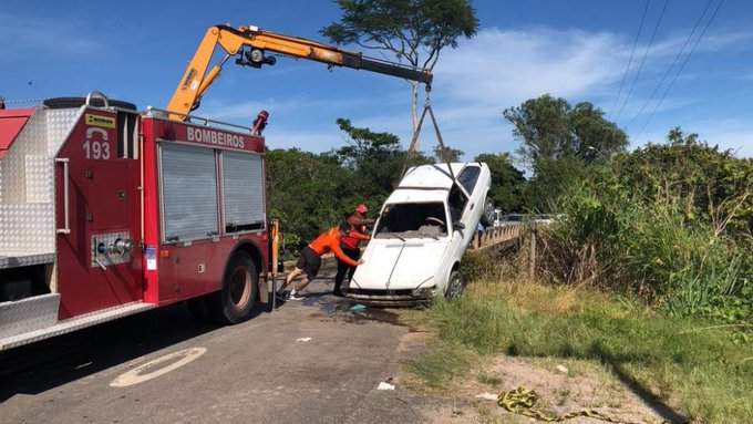auto cae en un río en Brasil