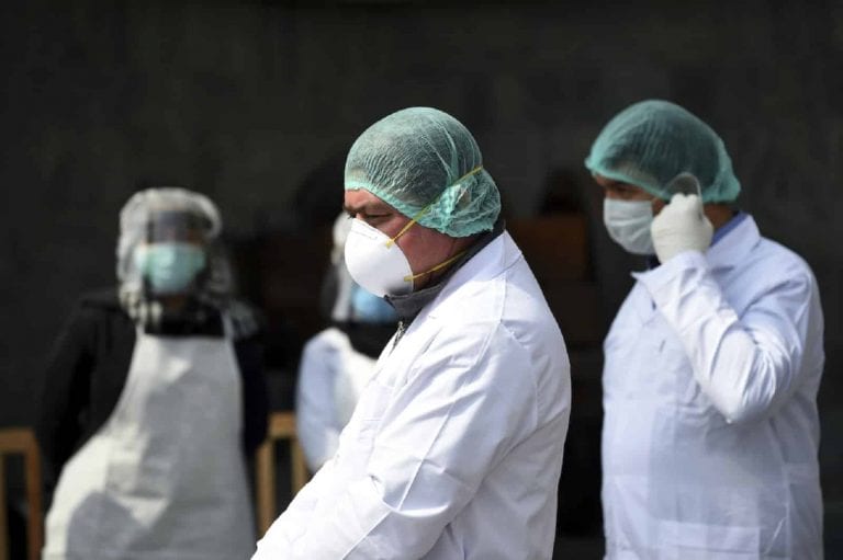 Trabajadores de la salud fallecidos por coronavirus ascendió a 326