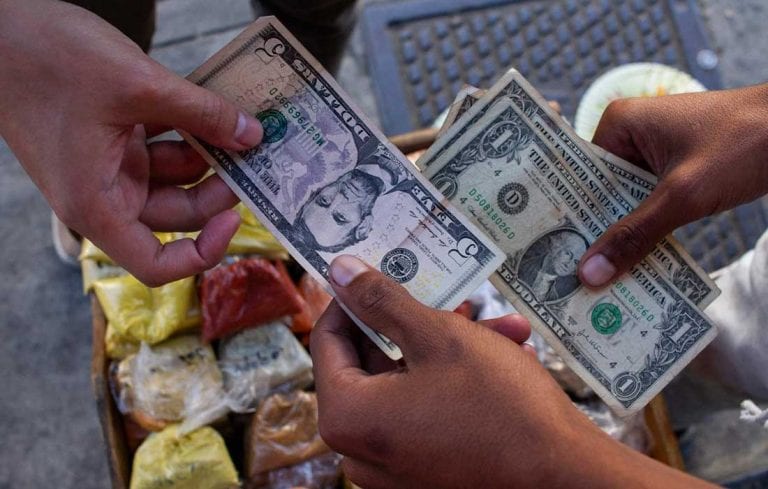 Se volvió un negocio comprar dólares deteriorados en Venezuela