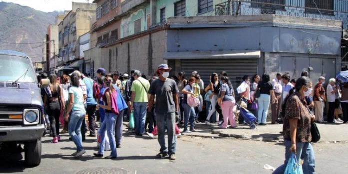 PNB lanza bombas lacrimógenas a comerciantes en Catia