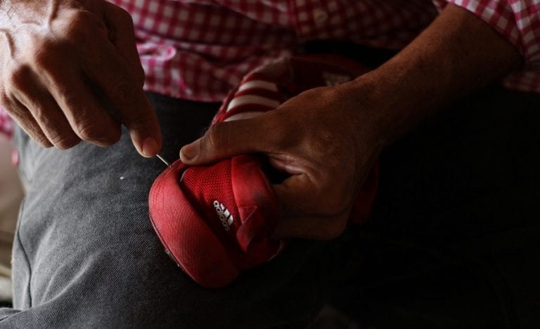 Ante la situación económica, venezolanos optan por el remiendo de ropa y calzados