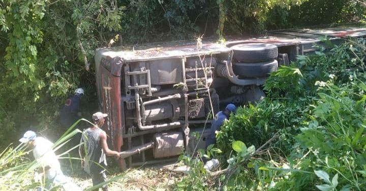 Autobús Transmiranda se volcó vía Tacarigua y deja 16 lesionados