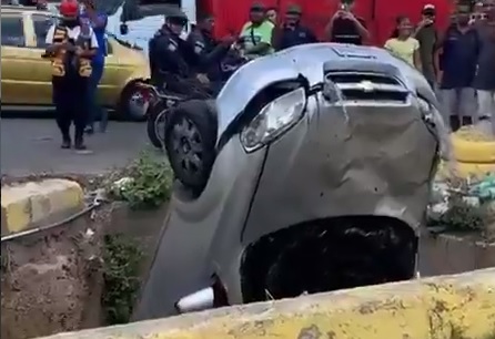 Otro carro cayó en el mega hueco de la avenida Enrique Tejera (VÍDEO)