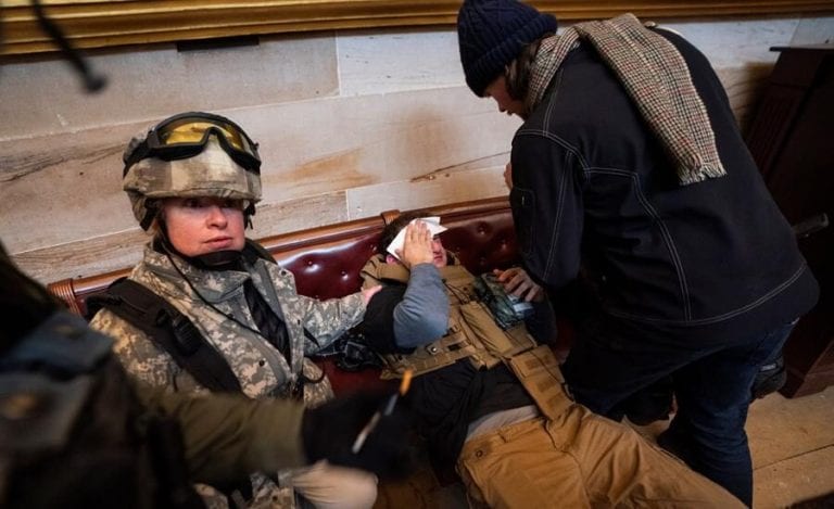 Cuatro muertos y 52 detenidos dejó el asalto al Capitolio de Estados Unidos