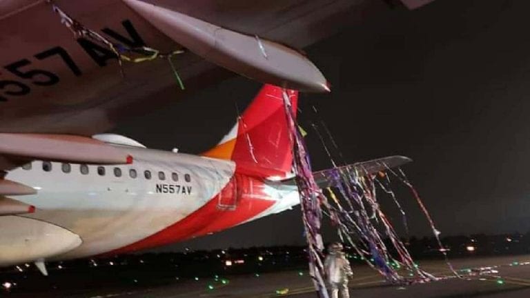 ¡Susto! Avión aterriza de emergencia tras chocar con globo de pirotecnia