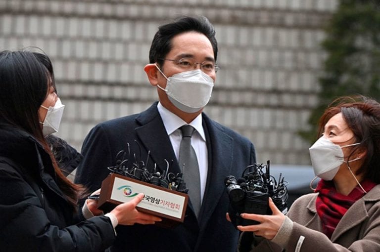 Condenan a prisión a heredero de Samsung por actos de corrupción