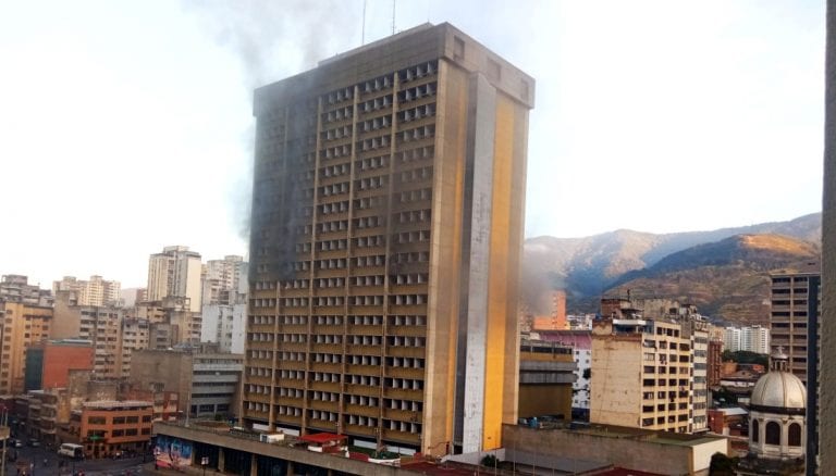 Reportan incendio en sede del Ministerio de Educación en Caracas (+video)