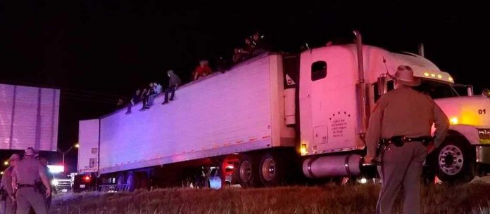 Hallan a migrantes venezolanos escondidos en un camión en Texas