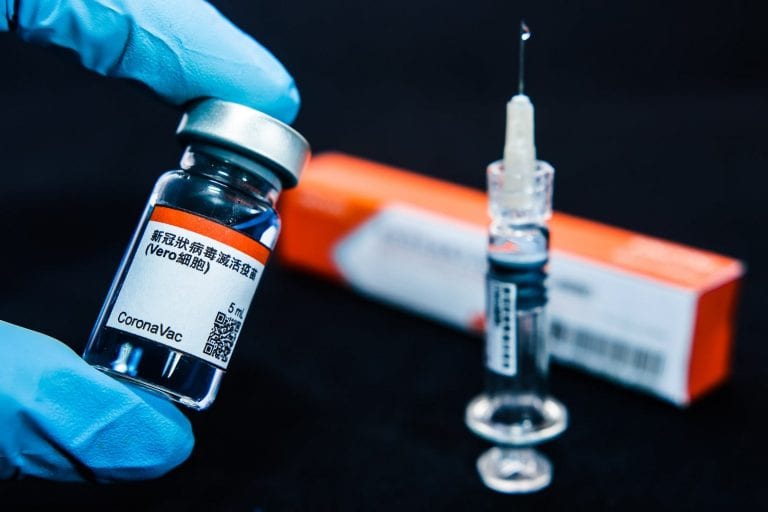 Brasil cerca de comprar vacuna china contra el Covid-19 CoronaVac