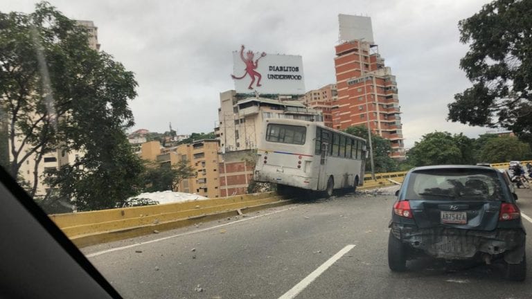 Accidente vial en autopista Valle-Coche genera retención vehicular