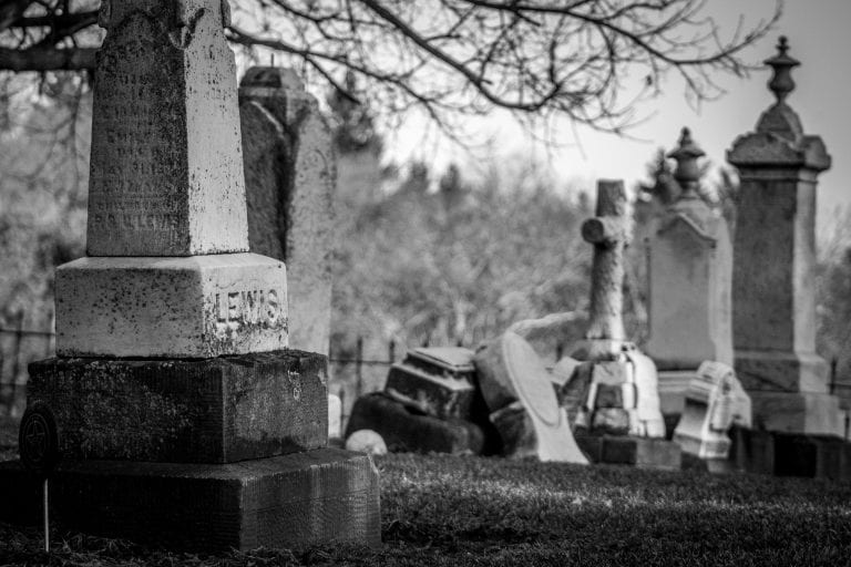Detenidos dos hispanos por profanar tumbas en un cementerio de Florida