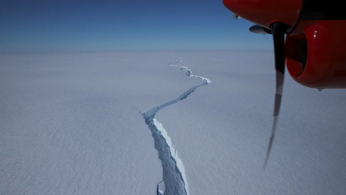 Enorme iceberg se desprende de la Antártida