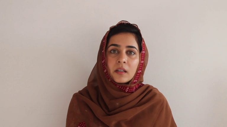 Dolor, ira y toque de queda mientras la activista pakistaní Karima Baloch es sepultada