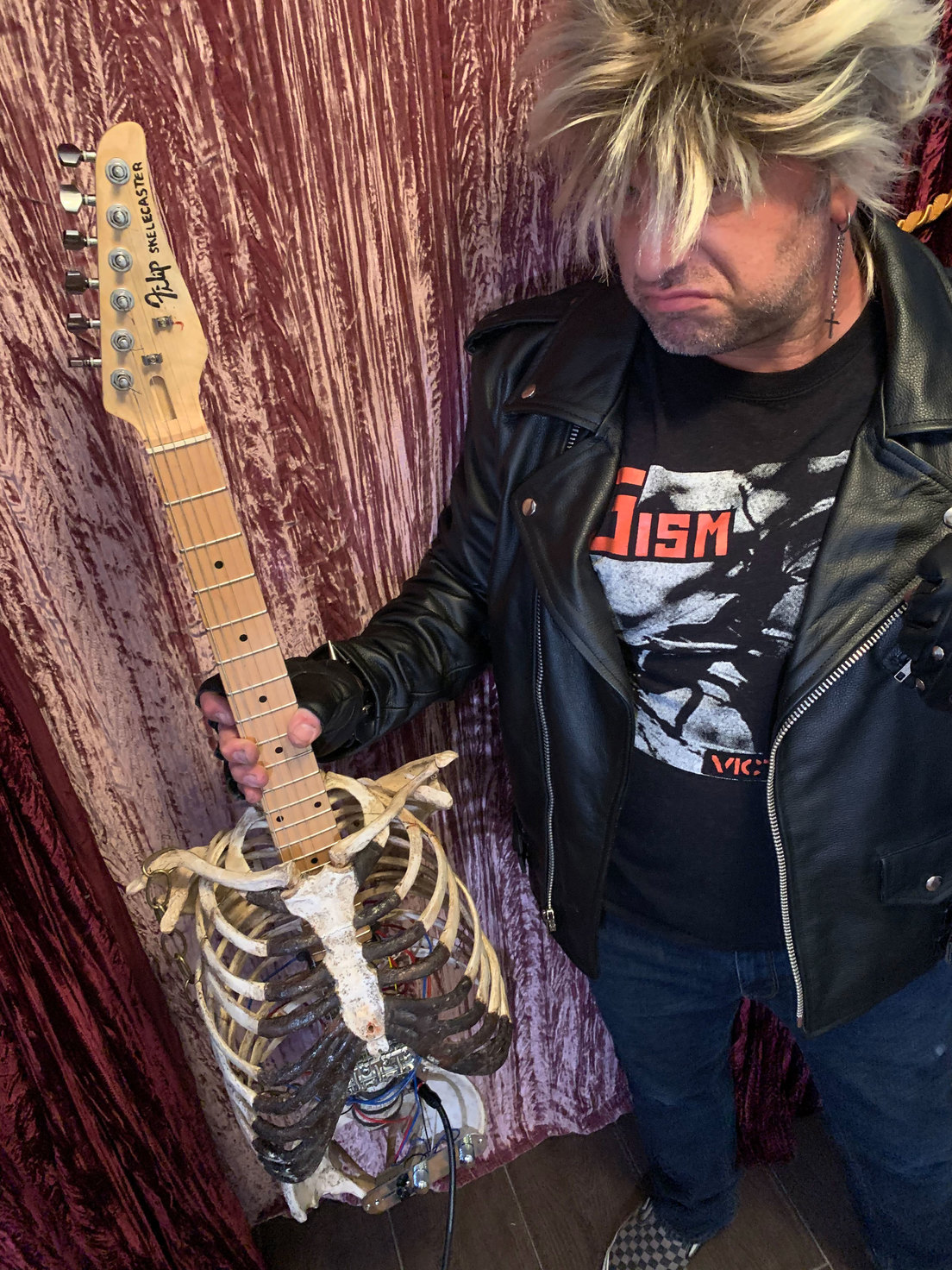 guitarra eléctrica con un esqueleto - guitarra eléctrica con un esqueleto