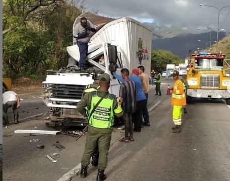 Accidente en la Autopista Valencia Puerto Cabello entre dos camiones (FOTOS)