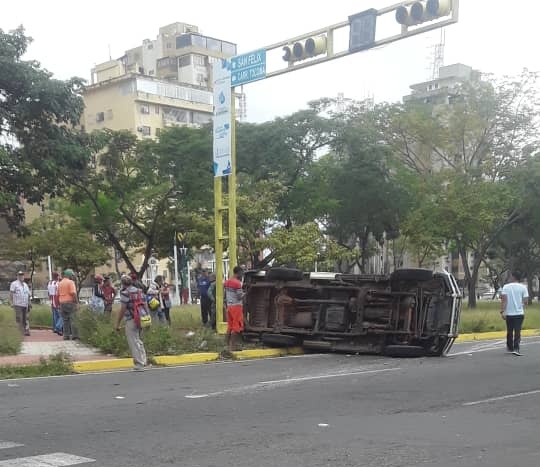 Accidente en la avenida Río de Janeiro por defecto del semáforo