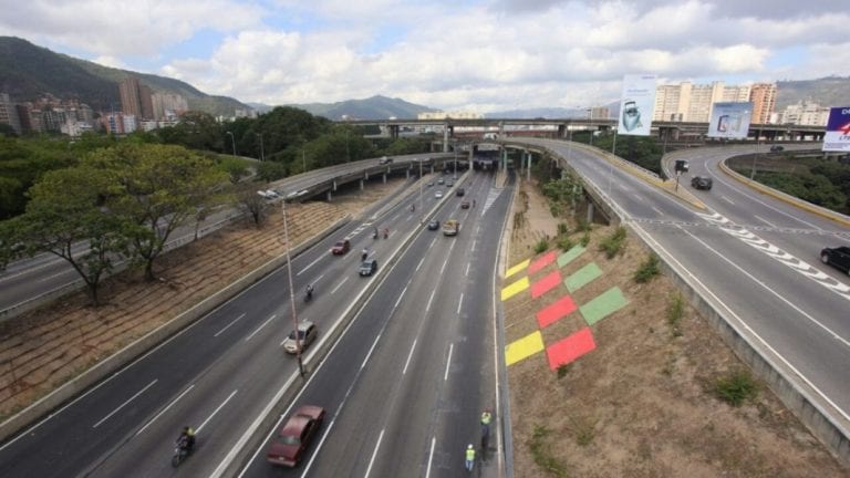 Motorizados apuntaban a vehículos en la Autopista Francisco Fajardo (+video)