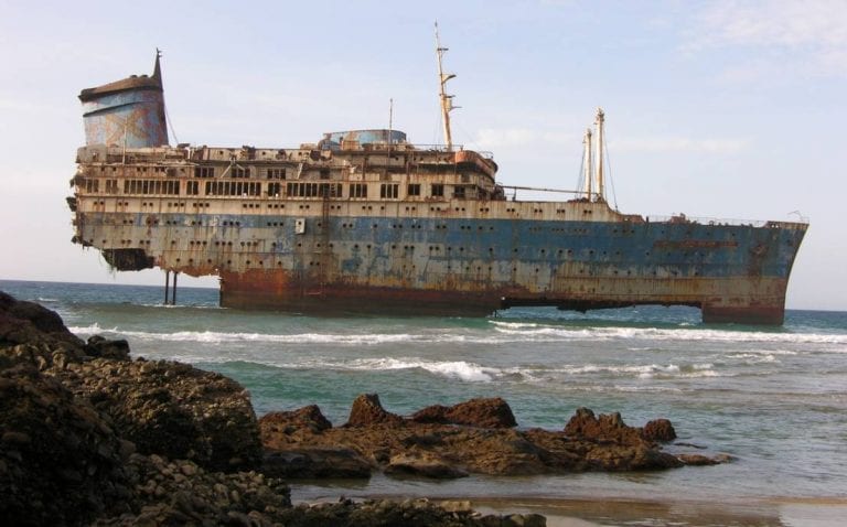 Barcos abandonados en algunos lugares del mundo (VÍDEO)