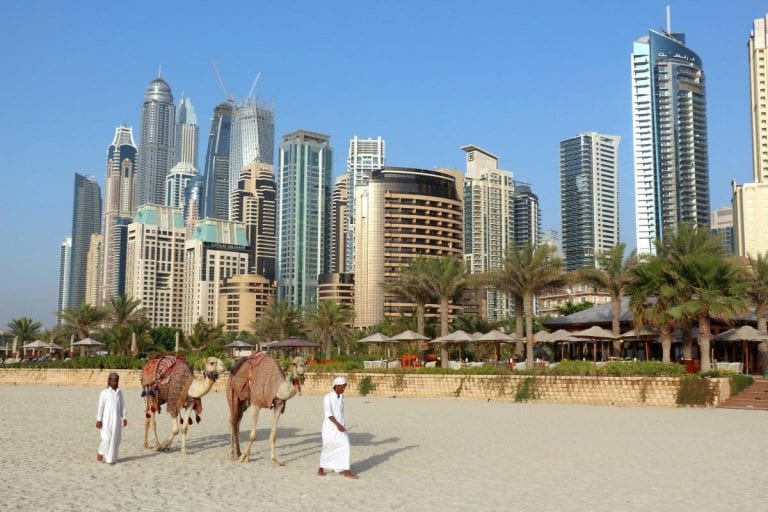 Emiratos Árabes Unidos plantea nueva estrategia a los extranjeros