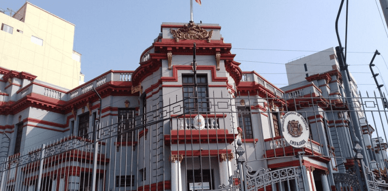 Denuncian ataque contra embajada de Venezuela en Perú