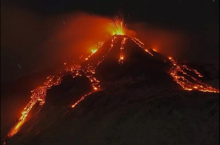 Monte Etna provoca cierre del Aeropuerto de Catania en Italia