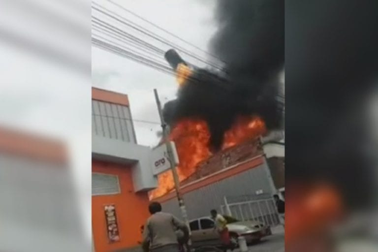 Policía de Colombia investiga incendio en una fábrica de Bogotá