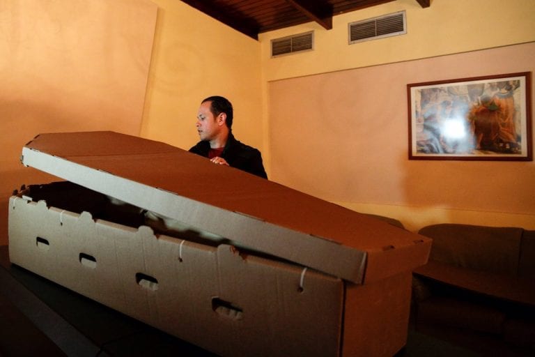 ¿Biodegradable? Fabrican ataúdes de cartón en Valencia por costos funerarios