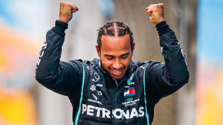 Sir Lewis Hamilton renueva y correrá un año más con Mercedes