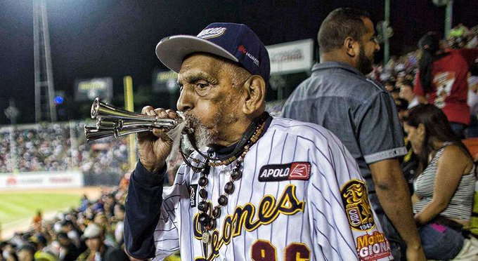 Jesús «Chivita» Lezama, fanático de Leones del Caracas cumple 102 años