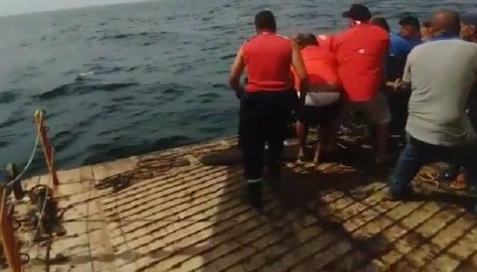 personas rescatadas por ferry tras naufragio en Sucre