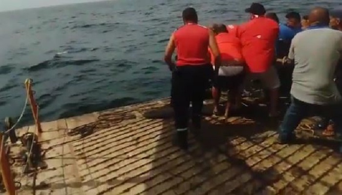 Dos personas rescatadas por ferry tras naufragio en Sucre