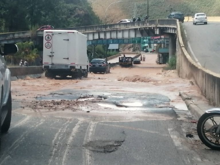 Colapsa carretera panamericana por rotura de acueducto