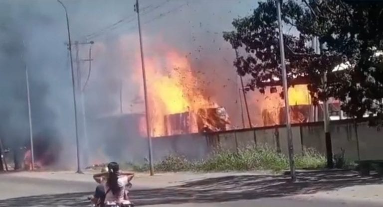 Bomberos controlan fuerte incendio en Paveca de Guacara