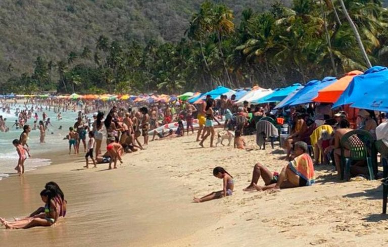 Afluencia de temporadistas en playas por asueto de carnaval