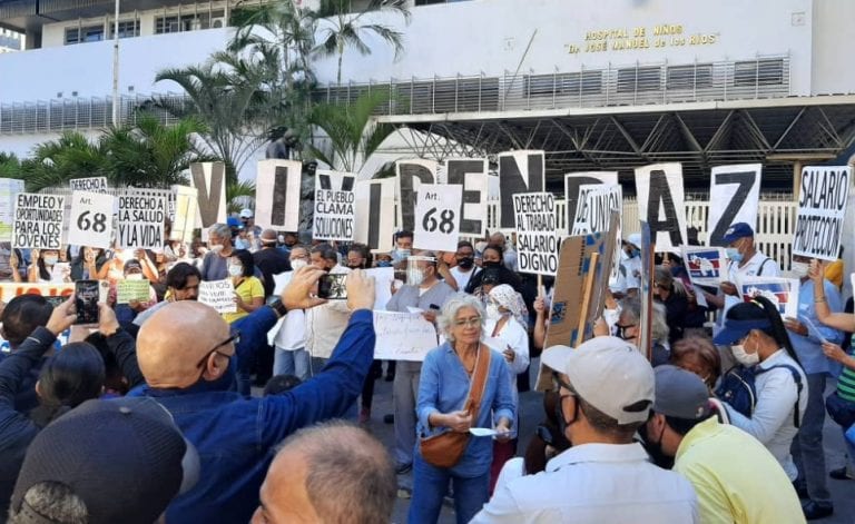 Sector salud protesta frente J.M Los Ríos para exigir reivindicaciones