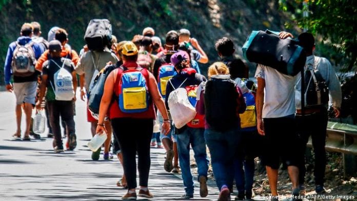 migrantes Venezolanos caminan entre Colombia y Ecuador