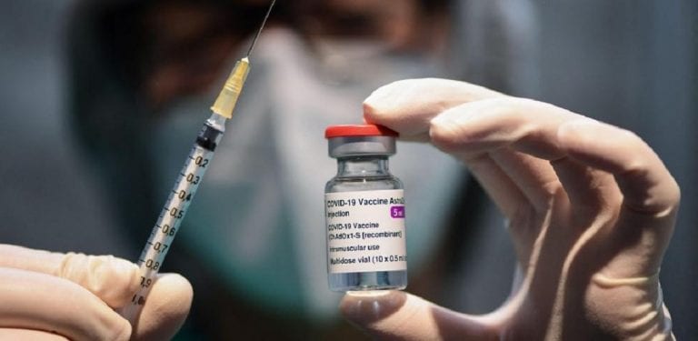 Suspenden vacunación con AstraZeneca tras muerte por trombosis de 9 inmunizados