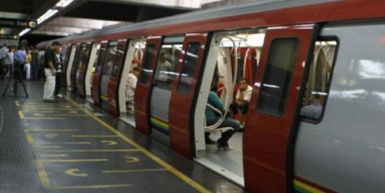 Vagón del Metro de Caracas circula con las puertas abiertas