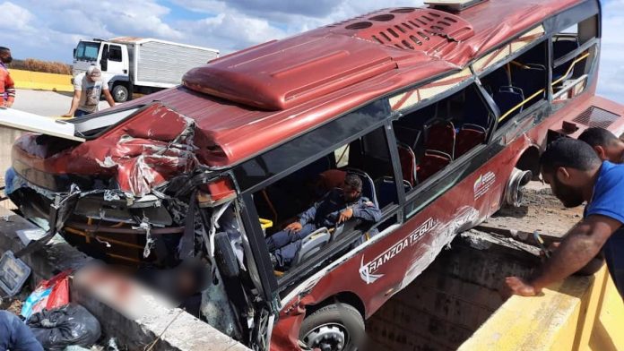 accidente de autobús dejó 35 heridos y cuatro fallecidos anzoátegui Carretera Nacional El Tigre-Cantaura