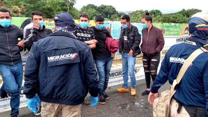 Colombia expulsa a siete venezolanos