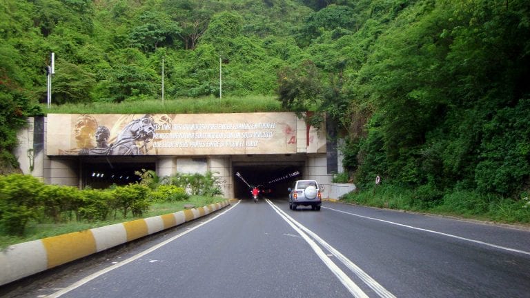 Dos muertos al caer una gandola de harina de maíz en autopista Caracas-La Guaira
