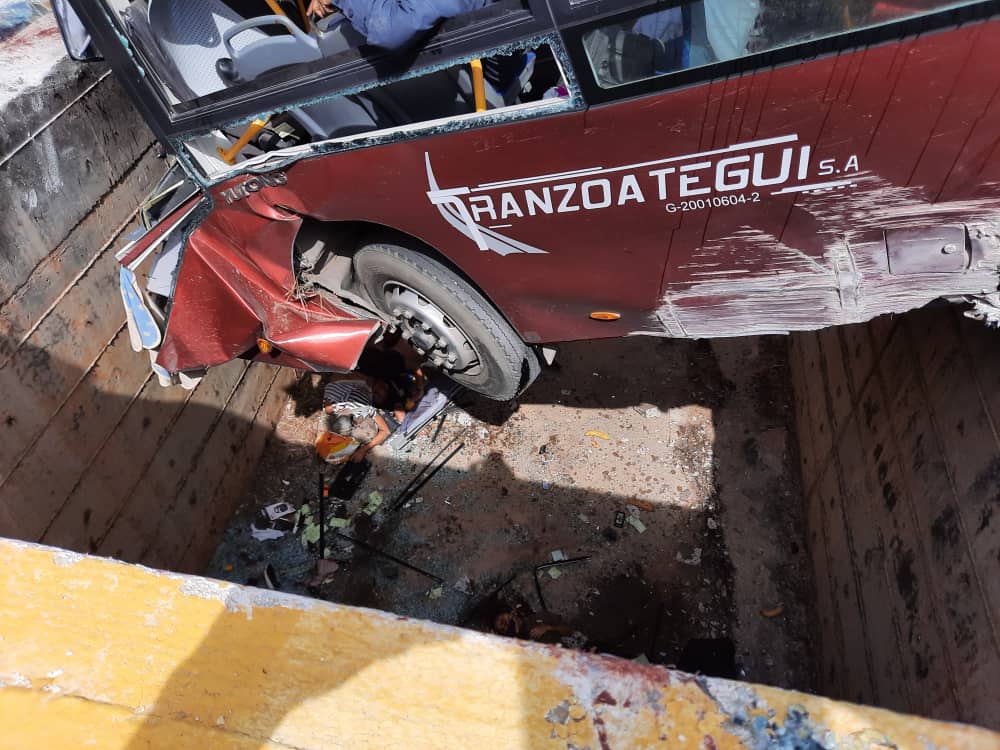 accidente de autobús dejó 35 heridos y cuatro fallecidos anzoátegui Carretera Nacional El Tigre-Cantaura